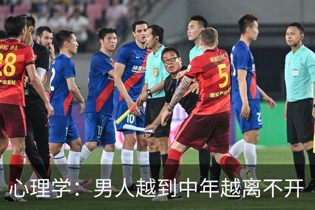 心理学：男人越到中年越离不开“性”，真相不是欲望更旺，也不是精力过剩，而是他在用身体的证明，对抗那个“我正在变得不再重要”的恐慌